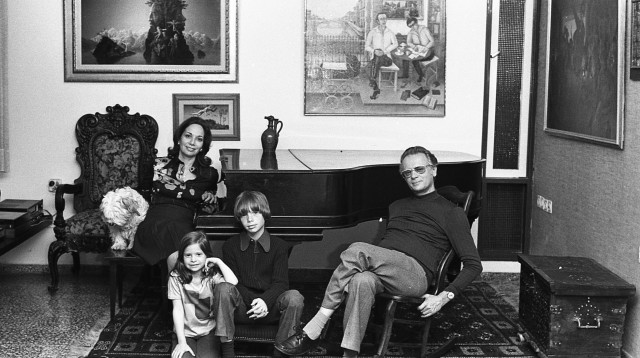 אפרים קישון ומשפחתו, 1975 (צילום: יעל רוזן)