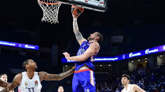 אדריאן מוארמן, טריי תומפקינס (צילום: Aykut Akici/Euroleague Basketball via Getty Images)