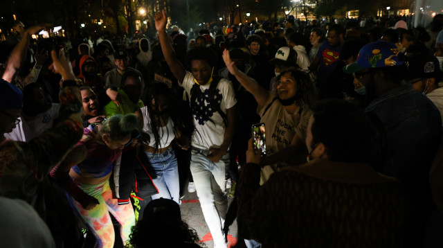 חגיגות לאחר הרשעת השוטר  (צילום: רויטרס)