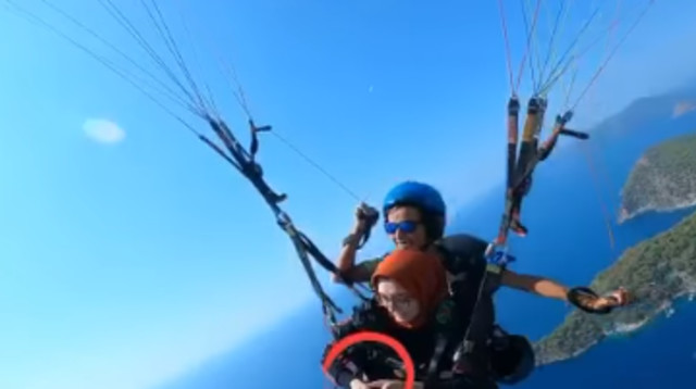 הרגע הלא ייאמן בזמן הצניחה החופשית (צילום: Ayşenur Katırcı פייסבוק)