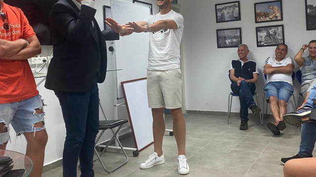 דודו ביטון עם אמן החושים ניר חיימוביץ' (צילום: דוברות הפועל עפולה)