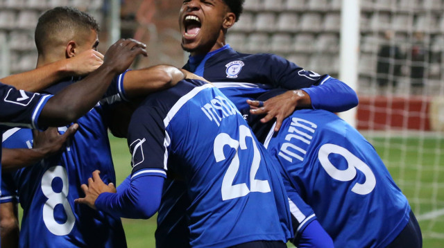 שחקני בית"ר תל אביב בת ים חוגגים (צילום: אודי ציטיאט)