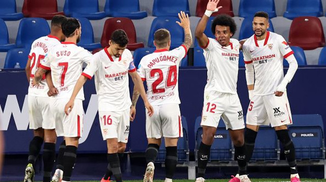 שחקני סביליה חוגגים (צילום: Angel Martinez/Getty Images)