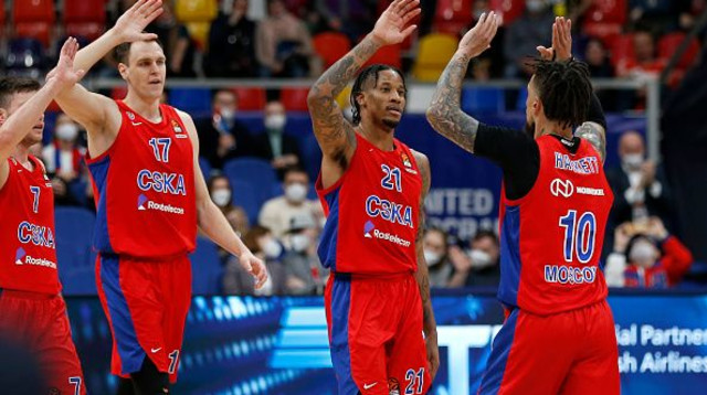 שחקני צסק"א מוסקבה חוגגים (צילום: Mikhail Serbin/Euroleague Basketball via Getty Ima)