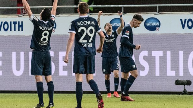 שחקני בוכום חוגגים (צילום: Stefan Puchner/picture alliance via Getty Images)