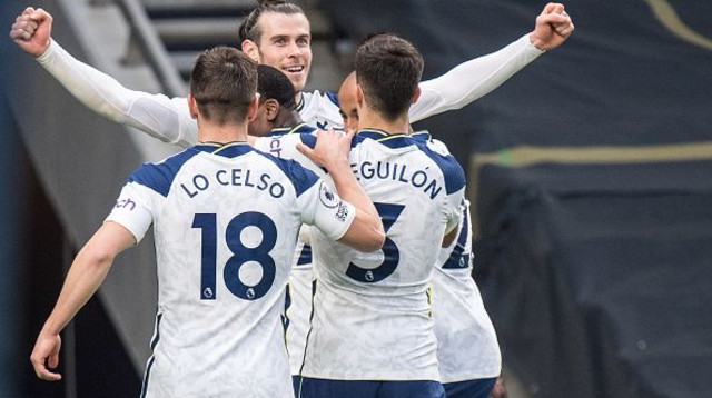 גארת' בייל חוגג עם שחקני טוטנהאם (צילום: Sebastian Frej/MB Media / Contributor)