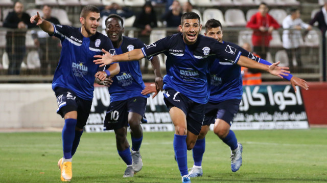 שחקני בית"ר תל אביב בת ים חוגגים (צילום: אודי ציטיאט)