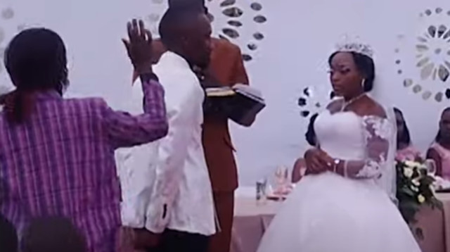 אישה התפרצה לחתונה של הגרוש שלה (צילום: פייסבוק,Ezekiel Rufaro Chivasa)