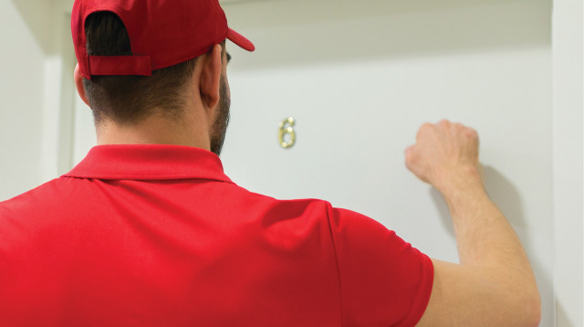 דפיקה בדלת (צילום: אינג אימג')