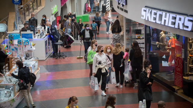 אנשים קונים בקניון דיזינגוף סנטר (צילום: מרים אלסטר, פלאש 90)