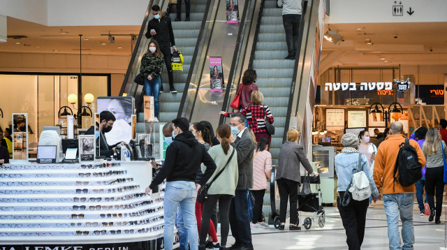 קונים בקניון איילון ברמת גן  (צילום: אבשלום ששוני, פלאש 90)