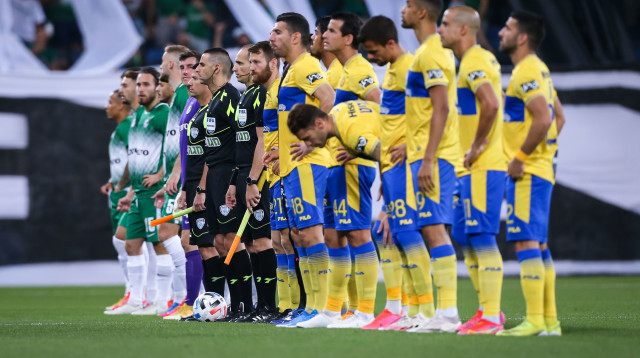 שחקני מכבי חיפה, שחקני מכבי תל אביב (צילום: מאור אלקסלסי)