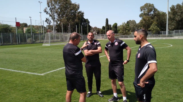 אלישע לוי והצוות המקצועי של הפועל חיפה (צילום: דוברות הפועל חיפה)