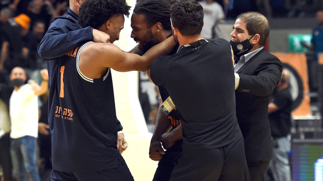 שחקני עירוני נס ציונה חוגגים (צילום: ברני ארדוב)