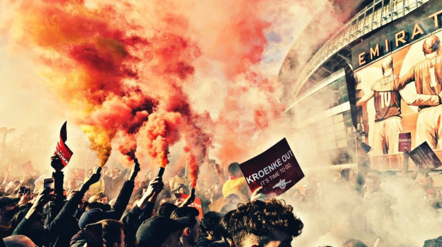 אוהדי ארסנל במחאה (צילום: Twitter/GettyImages)