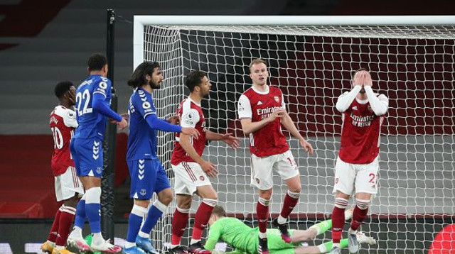 צ'מברס ושחקני ארסנל לא מאמינים (צילום: James Williamson - AMA/Getty Images)