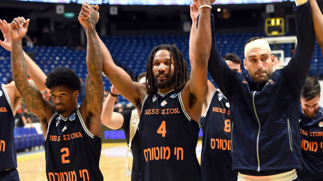 שחקני עירוני נס ציונה חוגגים (צילום: ברני ארדוב)