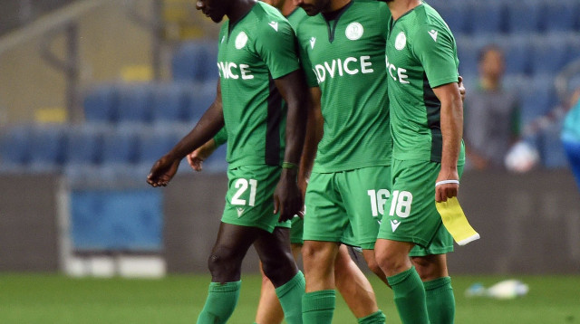 שחקני הפועל כפר סבא (צילום: ברני ארדוב)