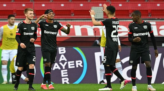 שחקני לברקוזן חוגגים (צילום: Sascha Steinbach - Pool/Getty Images)