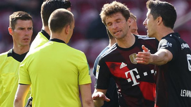 רוברט לבנדובסקי, תומאס מולר (צילום: KAI PFAFFENBACH/POOL/AFP via Getty Images)