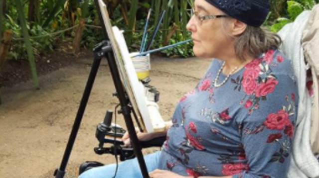 ברכה פישל ציירת בעזרת הפה (צילום: ברכה פישל)