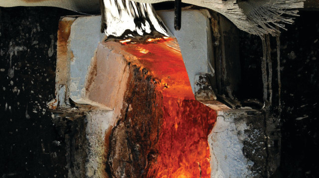 אלומיניום נוזלי, במעבר ממערכת ההתכה למערכת היציקה – קרדיט  (צילום: פרופאל אלומיניום)