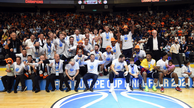 שחקני נס ציונה חוגגים (צילום: ברני ארדוב)