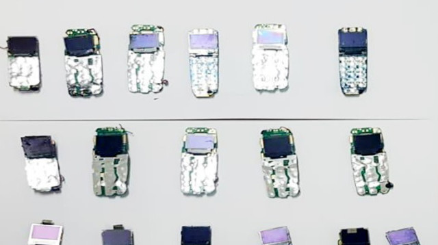 המכשירים הניידים שהוברחו (צילום: דוברות שב"ס)