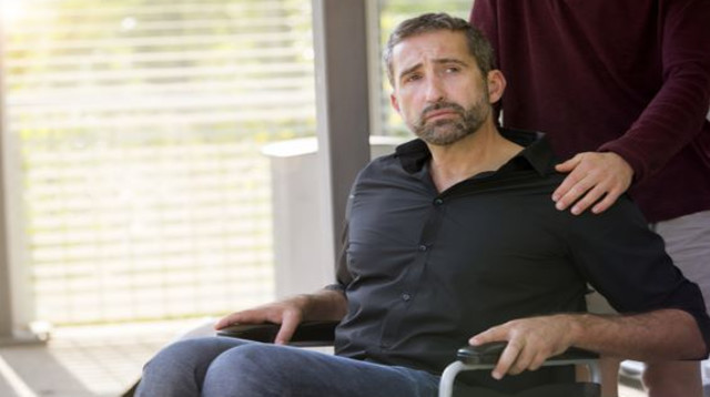 גבר בכיסא גלגלים (צילום: Shutterstock)