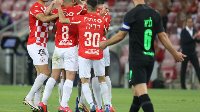 שחקני הפועל באר שבע חוגגים, נטע לביא מאוכזב (צילום: דני מרון)