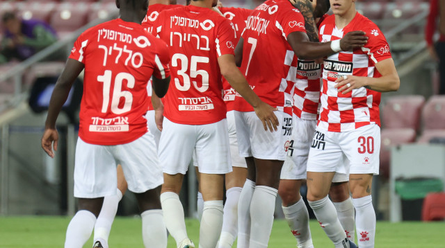 שחקני הפועל באר שבע חוגגים (צילום: דני מרון)