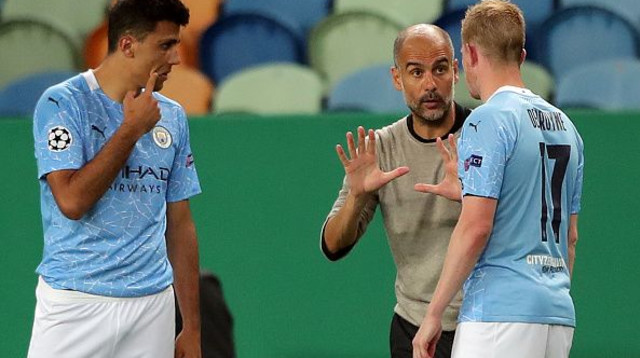 פפ גווארדיולה, קווין דה בריינה, רודרי (צילום: MIGUEL A. LOPES/POOL/AFP via Getty Images)