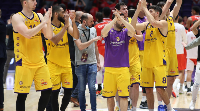 שחקני הפועל חולון חוגגים (צילום: דני מרון)