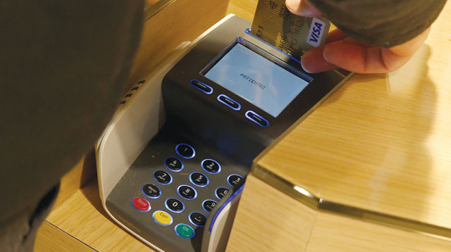 שימוש בכרטיס אשראי (צילום: רויטרס)