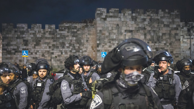 משטרה בשער שכם (צילום: אוליבייה פיטוסי, פלאש 90)