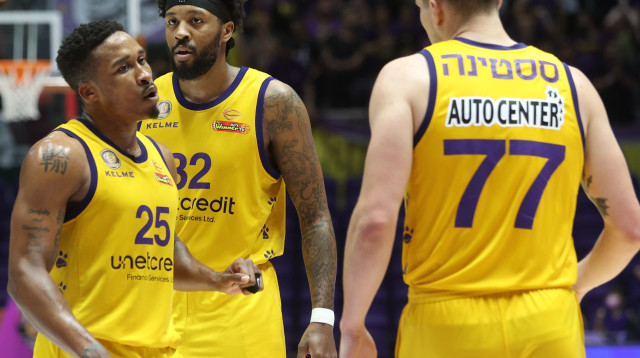 שחקני הפועל חולון (צילום: דני מרון)