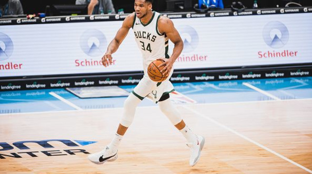יאניס אנטטוקומפו (צילום: Brandon Todd/NBAE via Getty Images)