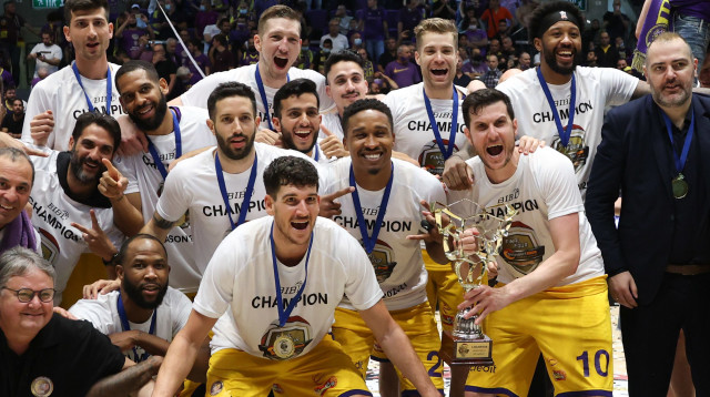 הפועל חולון חוגגת זכייה בליגה הבלקנית (צילום: )