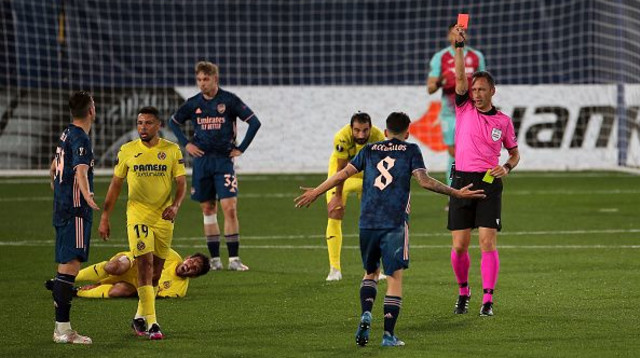 דני סבאיוס מקבל כרטיס אדום (צילום: Isabel Infantes/PA Images via Getty Images)