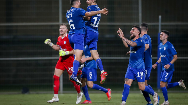 שחקני קריית שמונה חוגגים (צילום: מאור אלקסלסי)