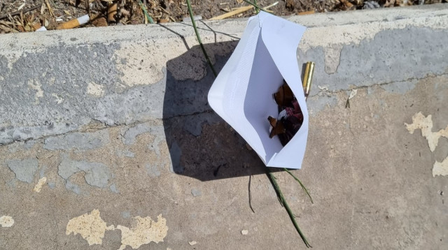 שברי הזכוכית שנאספו בזירת ניסיון הפיגוע (צילום: דוברות המשטרה)