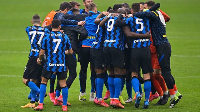 שחקני אינטר חוגגים (צילום: Mattia Ozbot/Soccrates/Getty Images)