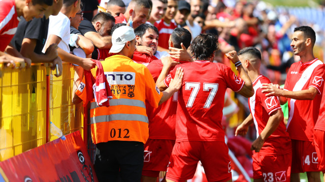 שחקני הפועל אדומים אשדוד חוגגים עליית ליגה (צילום: לירון מולדובן)