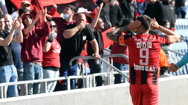 עידן שמש חוגג עם אוהדי הפועל ירושלים (צילום: ברני ארדוב)