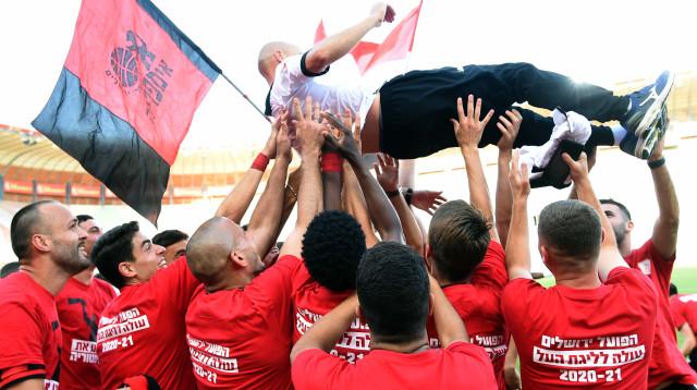 זיו אריה ושחקני הפועל ירושלים (צילום: ברני ארדוב)