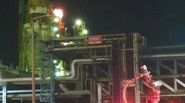 השריפה בבית הזיקוק (צילום: המשרד להגנת הסביבה)