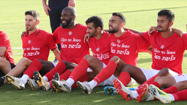 שחקני נוף הגליל חוגגים (צילום: אודי ציטיאט)