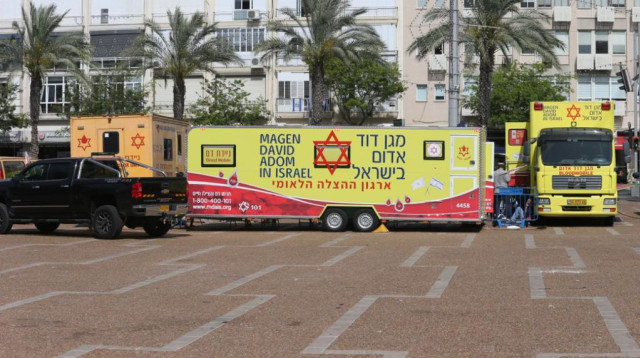 ניידת להתרמת דם שהוצבה בת''א (צילום: אבשלום ששוני)