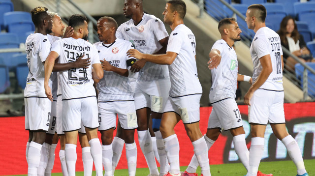 שחקני הפועל חדרה (צילום: דני מרון)