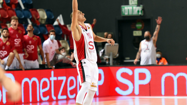 ים מדר חוגג (צילום: ברני ארדוב)